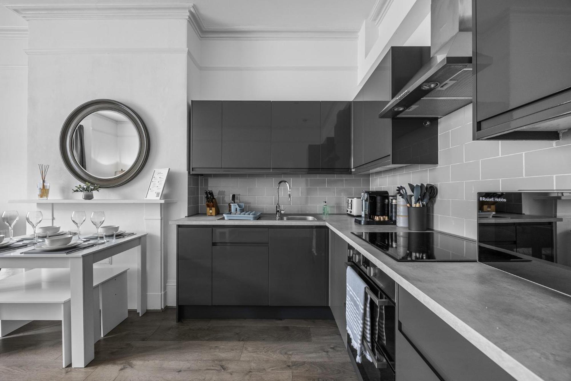 2 Bedroom Flat - With King Sized Beds, Netflix And Sky - Perfect For Contractors, Vacation Guests Or Those Relocating ブライトン エクステリア 写真