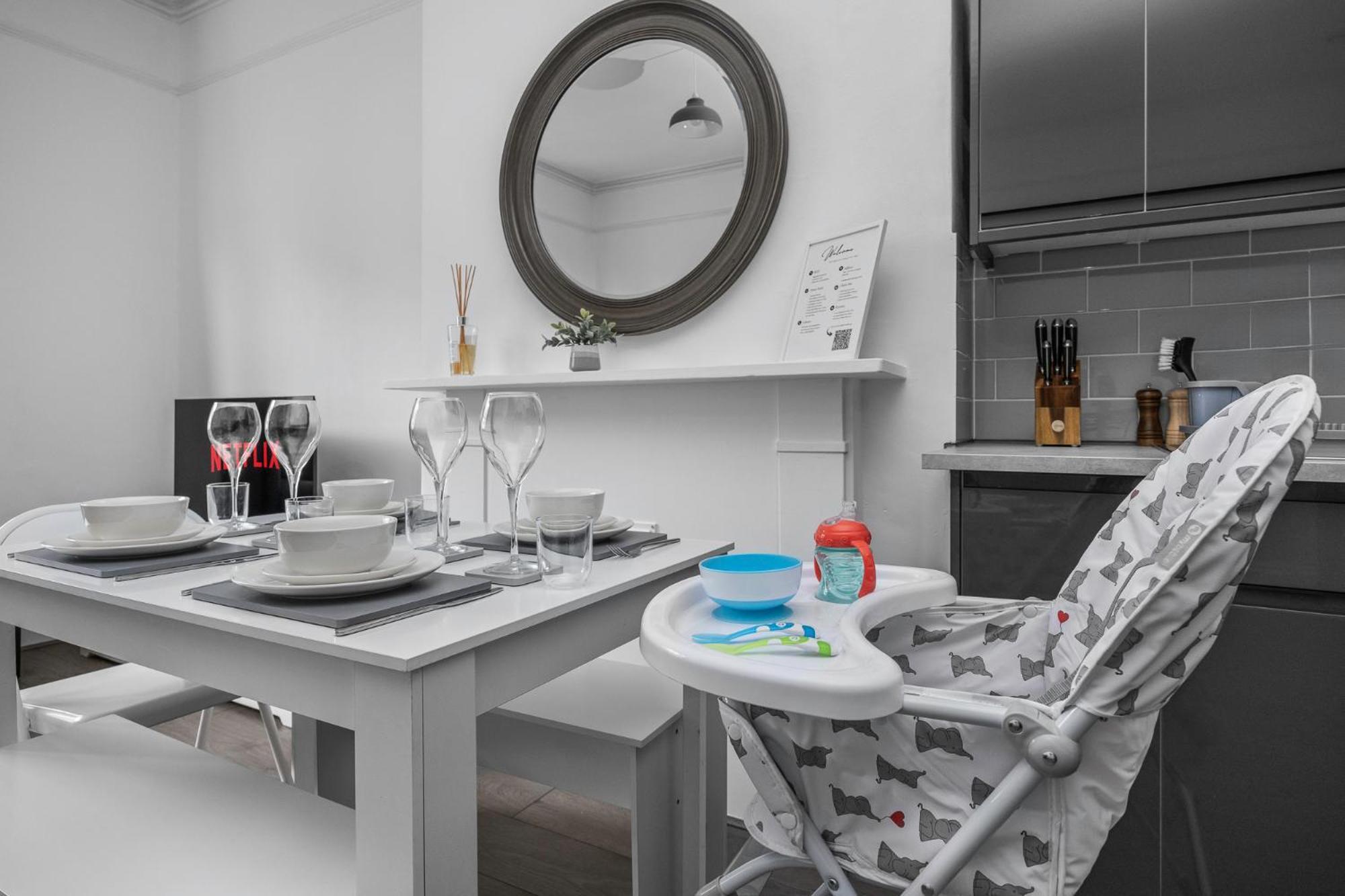 2 Bedroom Flat - With King Sized Beds, Netflix And Sky - Perfect For Contractors, Vacation Guests Or Those Relocating ブライトン エクステリア 写真